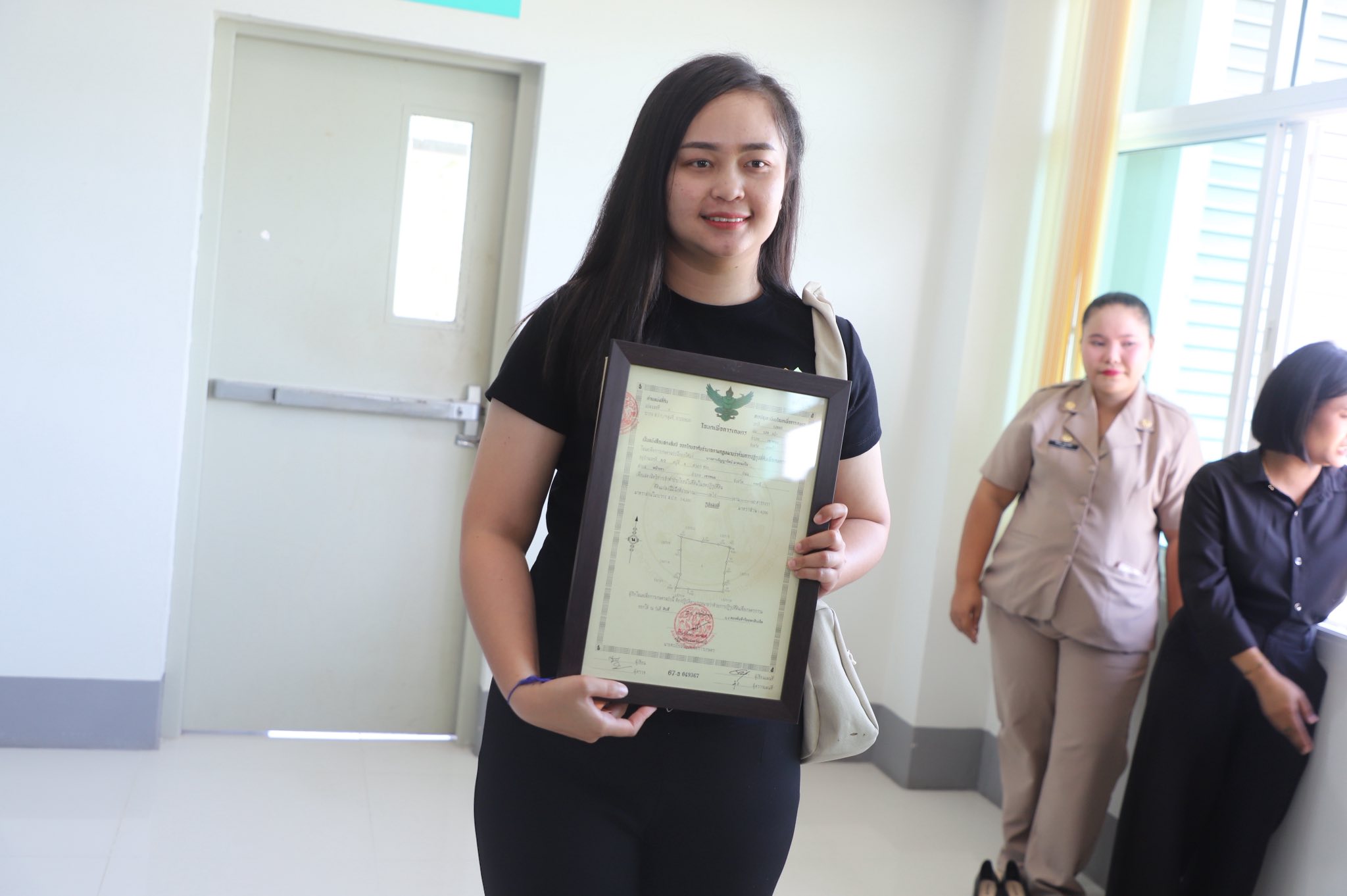 title - รมช.เกษตรฯ มอบโฉนดเพื่อการเกษตร โฉนดต้นไม้ ยกระดับที่ดินทำกินในกระบี่ หนุนเกษตรกรเข้าถึงแหล่งทุน